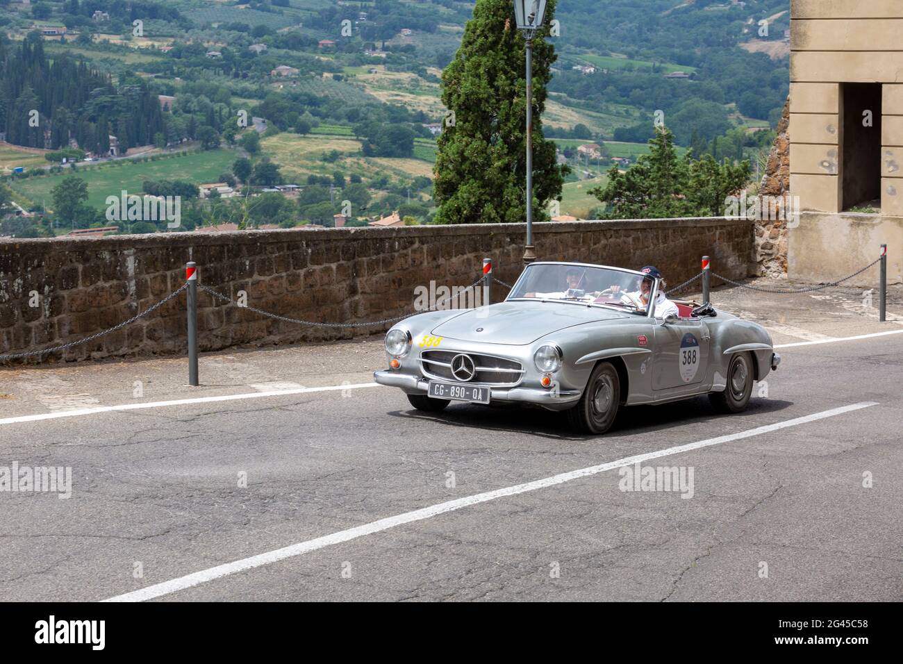 Orvieto, Italia. 18 Giugno 2021. Una Mercedes-Benz 190 SL 1956 arriva ad Orvieto. Credit: Stephen Bisgrove/Alamy Live News Foto Stock