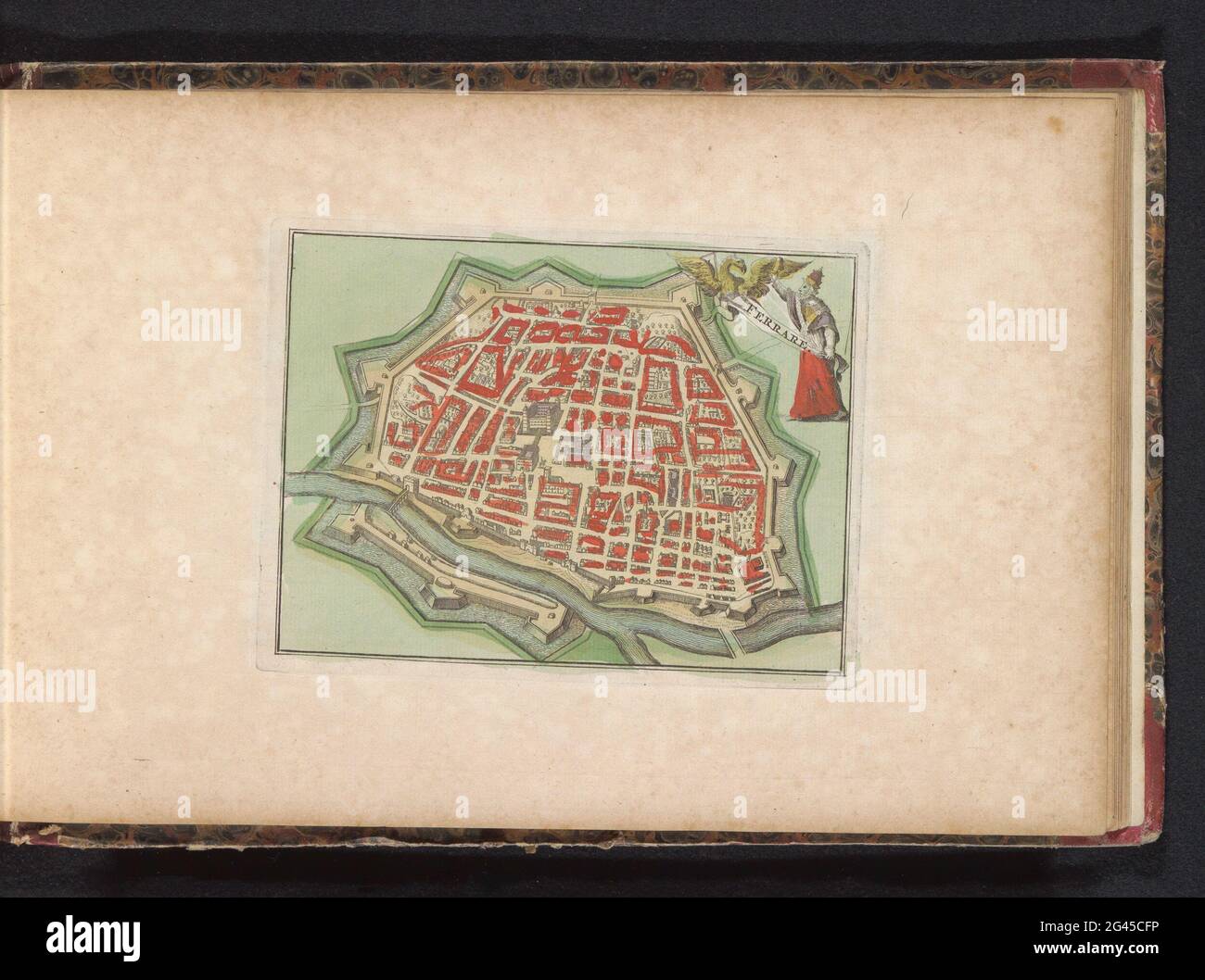 Mappa di Ferrara; Ferrare. Mappa della città di Ferrara. In alto a destra, il papa cerca di spacciare l'aquila austriaca con uno slipper. Parte di un Atlante con 223 mappe di paesi e città e ponteggi di guerra in Europa nel periodo 1690-1735 circa. Foto Stock