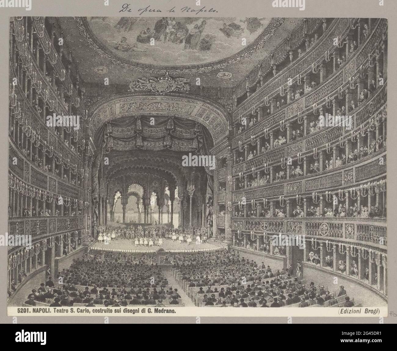 Produzione fotografica (presumibilmente) di una stampa, che rappresenta l'interno del Teatro San Carlo di Napoli; Napoli. Teatro S. Carlo, Costruito sui Disegni di G. Medrano. Parte dell'album fotografico di un viaggio attraverso l'Europa del Sud e il Medio Oriente. Foto Stock