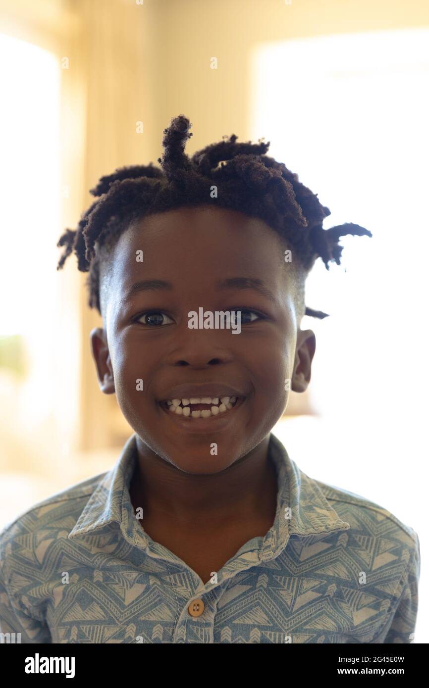 Ragazzo afroamericano sorridente alla macchina fotografica Foto Stock