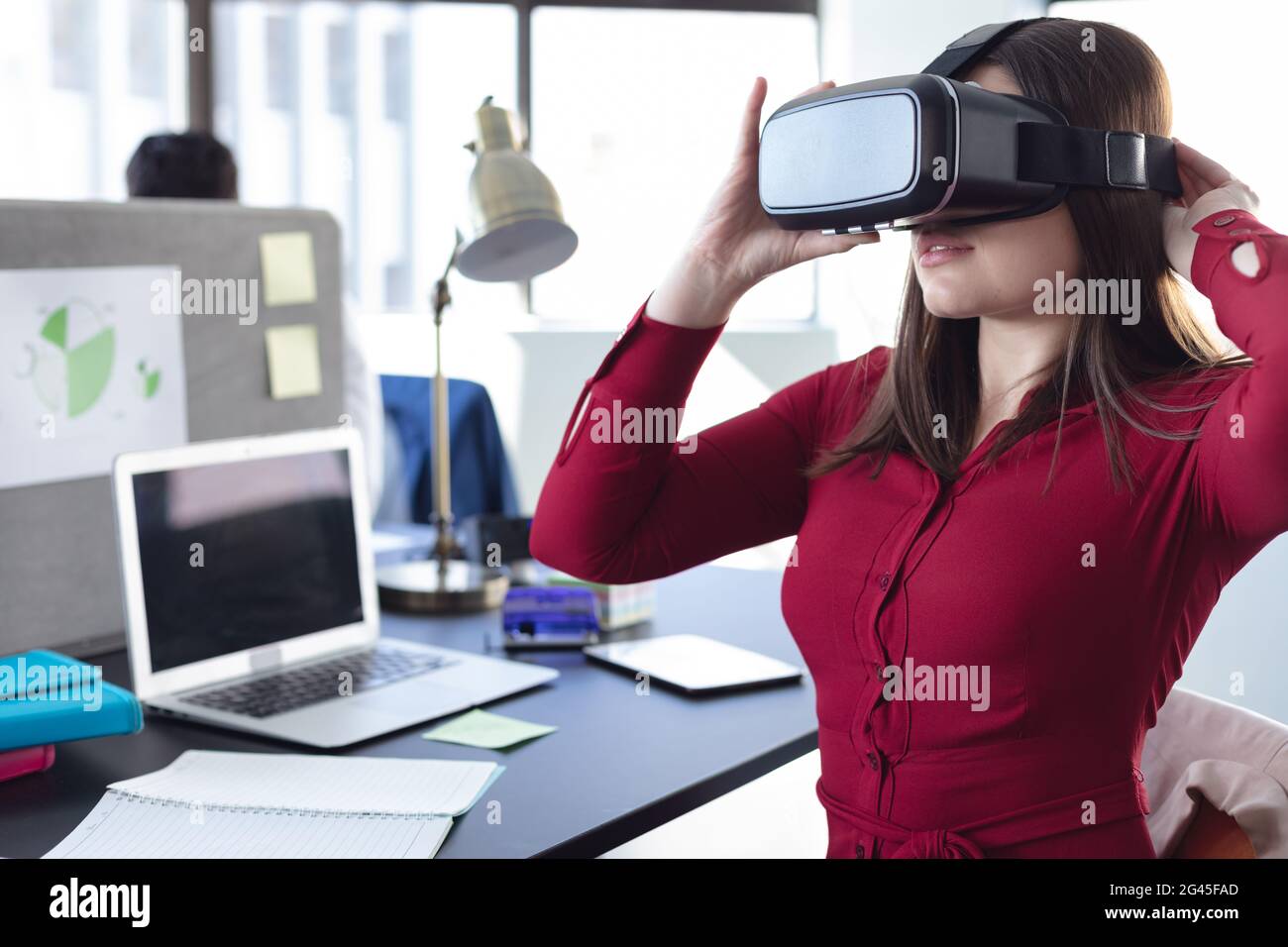 Professionisti al lavoro utilizzando VR Foto Stock