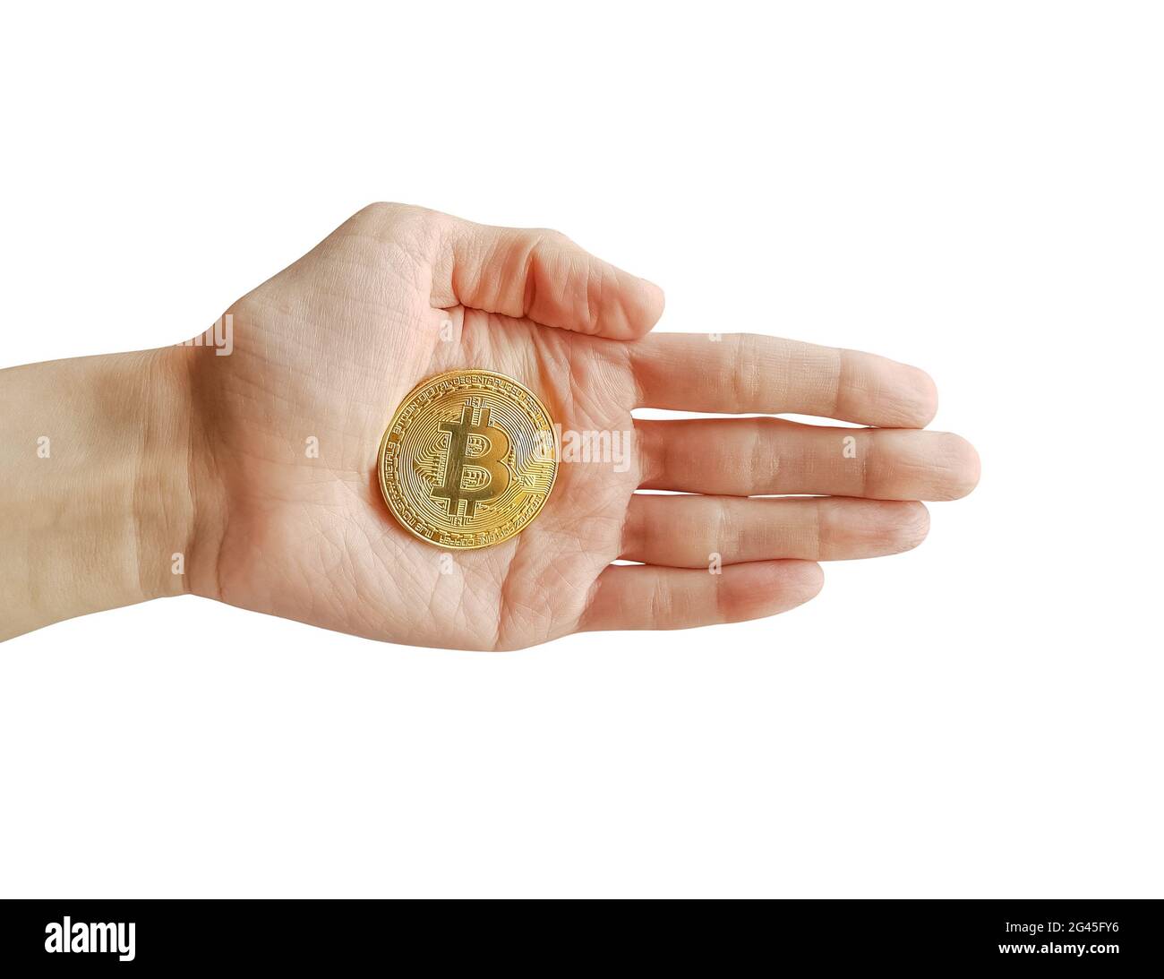 Moneta gettone Bitcoin nella mano della donna isolata su sfondo bianco Foto Stock
