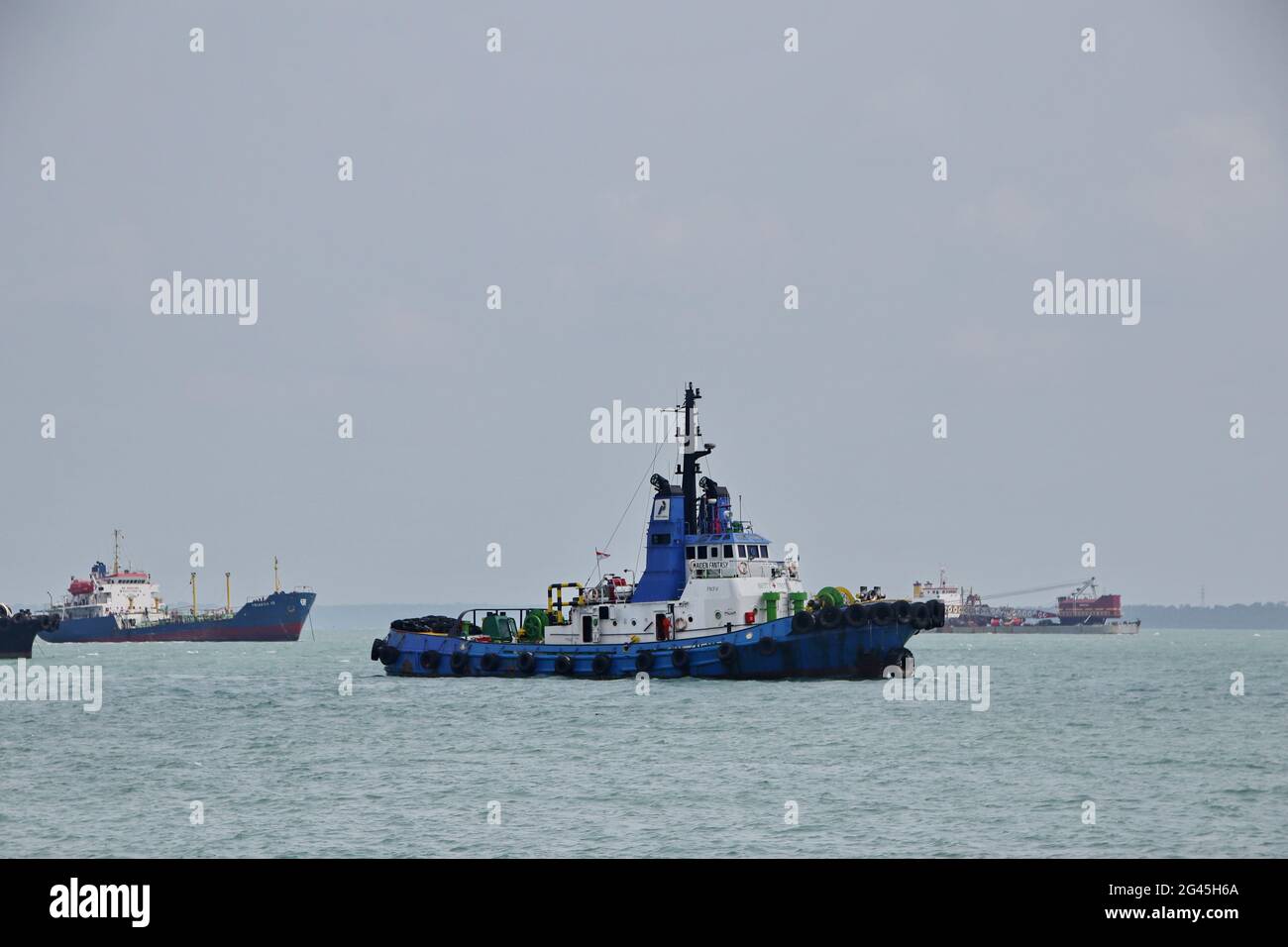 Navigazione in tugboat in mare. Tangboat facendo manovre, Tanjung Pinang Riau Isole Foto Stock