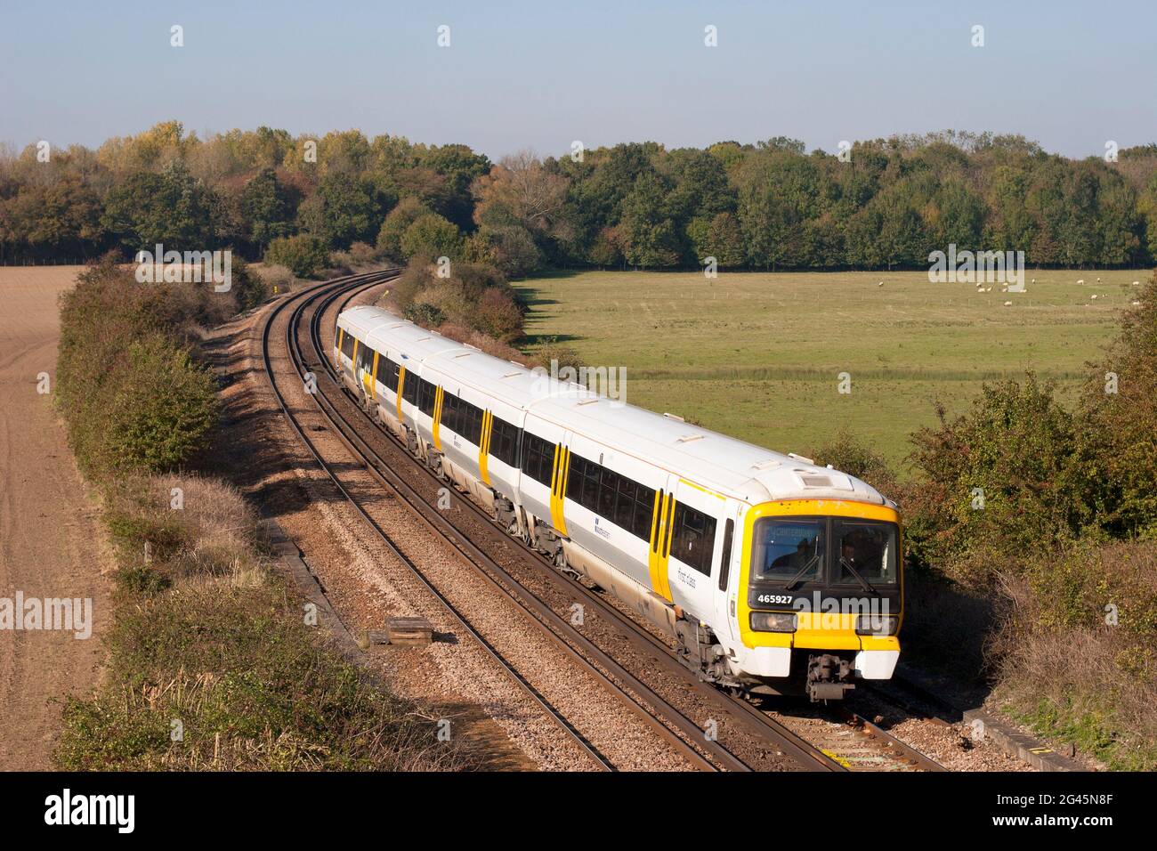 Una unità elettrica multipla di classe 465 Networker numero 465927 operata da treni del Sud Est forma un servizio giù dopo Charing in Kent. Foto Stock