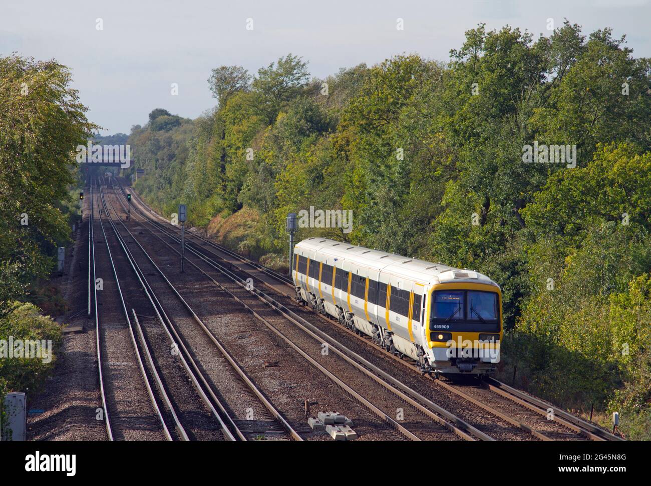 Una unità elettrica multipla di classe 465 Networker numero 465909 operata da treni del Sud Est forma un servizio giù che si avvicina a Swanley in Kent. Foto Stock