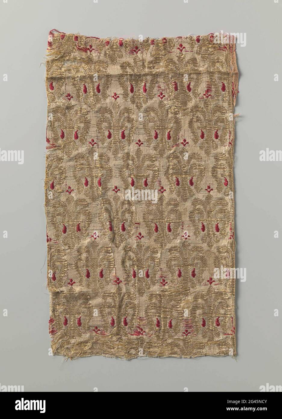 Frammenti di tessuto di seta con gigli. Frammento di un tessuto con collana di seta bianca e impatti di giallo, bianco, rosso e con seta gialla avvolta in oro. Modello di fiamme rosse ha sollevato gigli d'oro su terreno bianco. Foto Stock