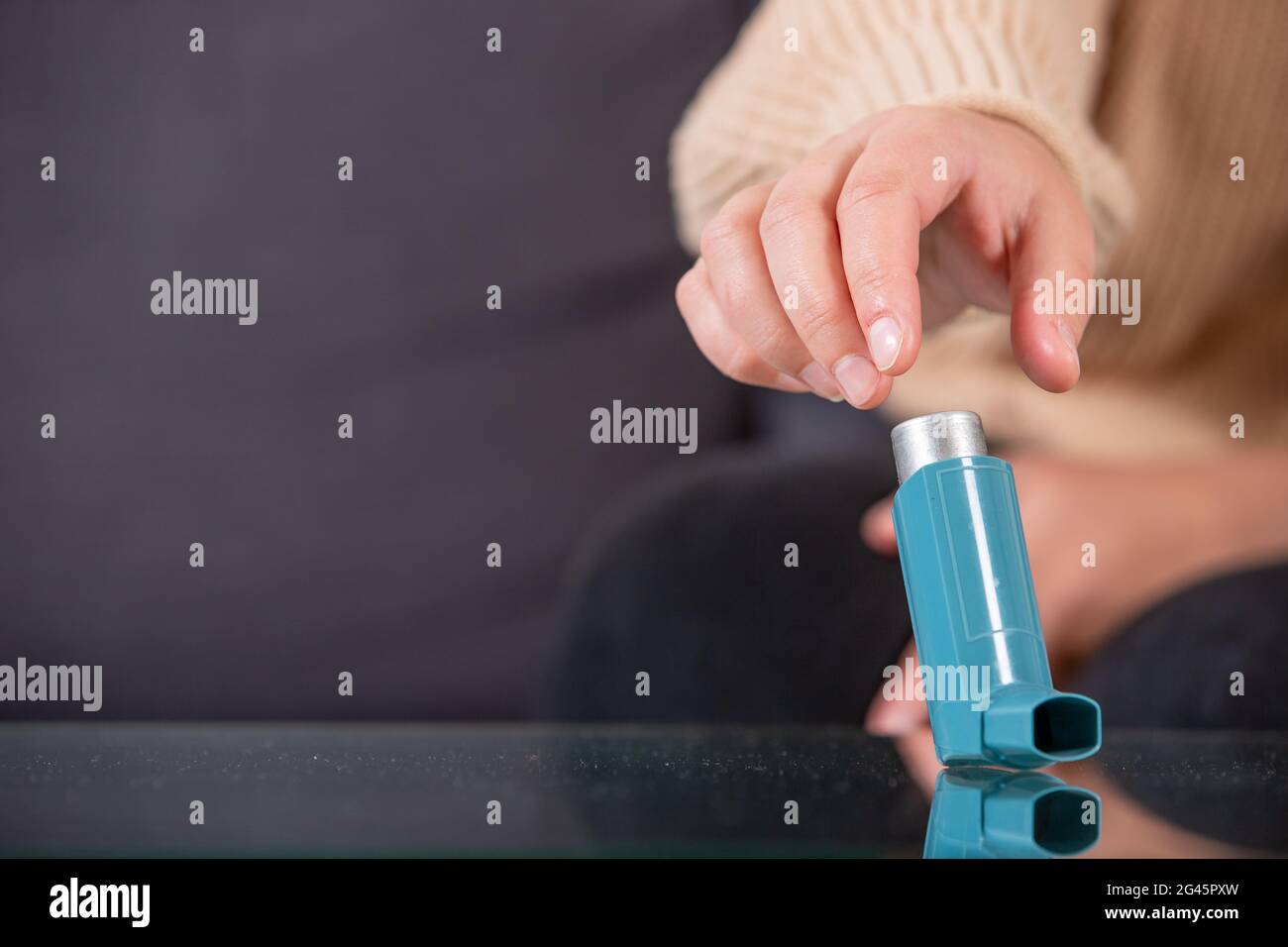 Giovane donna in cerca di un inalatore per asma durante un forte attacco di asma, non può respirare, concetto di salute Foto Stock