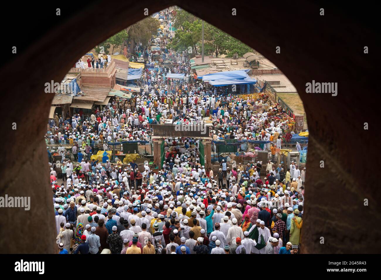 Gli uomini musulmani partono dopo aver offerto il nome Eid-ul-Fitr dal Masjid-i Jehan-Numa o Jama Masjid di Delhi. È una delle più grandi moschee dell'India Foto Stock