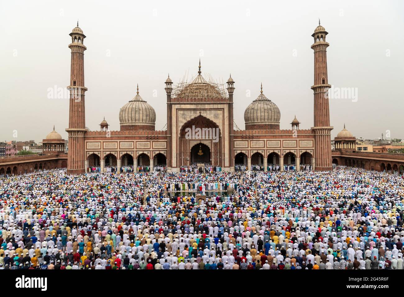 Migliaia di uomini musulmani offre Eid-ul-fir namaz al Masjid-i Jehan-Numa o al Jama Masjid di Delhi. È una delle più grandi moschee dell'India, Foto Stock