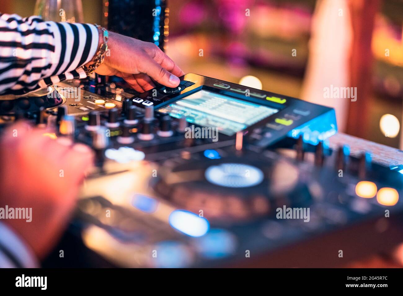 Primo piano dj mano mescolando musica al cocktail bar - concetto di vita notturna Party Foto Stock