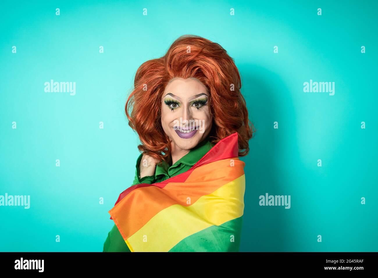 Happy Drag queen che celebra l'orgoglio gay con bandiera arcobaleno - LGBTQ concetto di movimento sociale Foto Stock