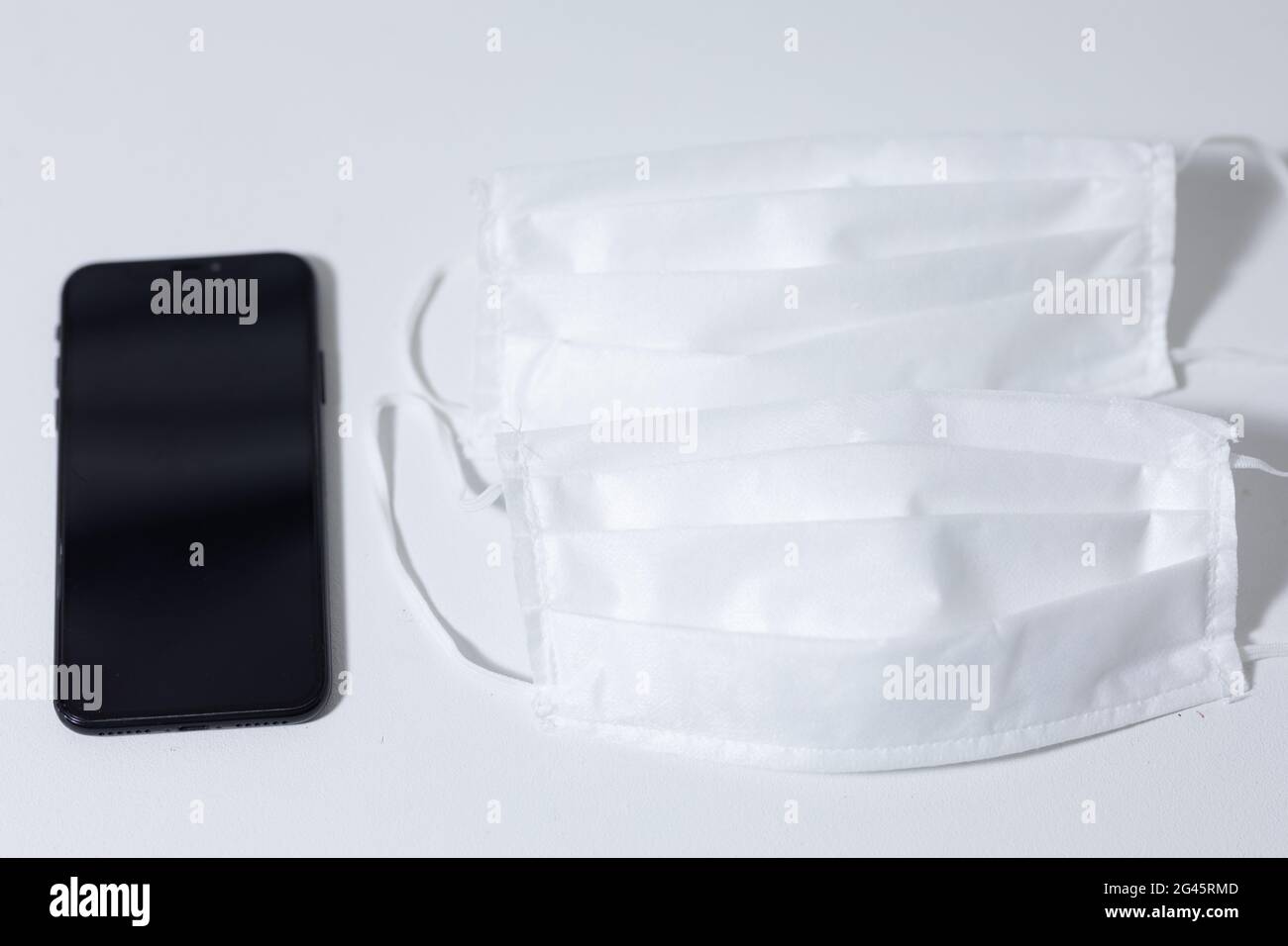 Maschere utili contro il covid19 coronavirus pandemia e telefono Foto Stock