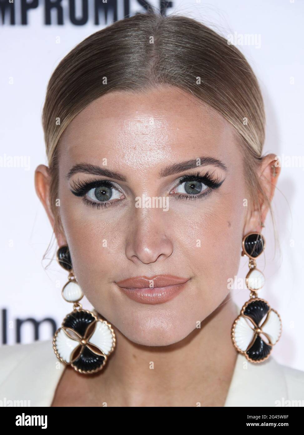 WEST HOLLYWOOD, LOS ANGELES, CALIFORNIA, USA - 18 GIUGNO: Il cantante Ashlee Simpson Ross arriva all'UOMA Beauty Pride Month e all'evento di lancio del Juneteicenth Celebration che si tiene a Hyde Sunset Kitchen + cocktail il 18 giugno 2021 a West Hollywood, Los Angeles, California, USA. (Foto di Xavier Collin/Image Press Agency) Foto Stock