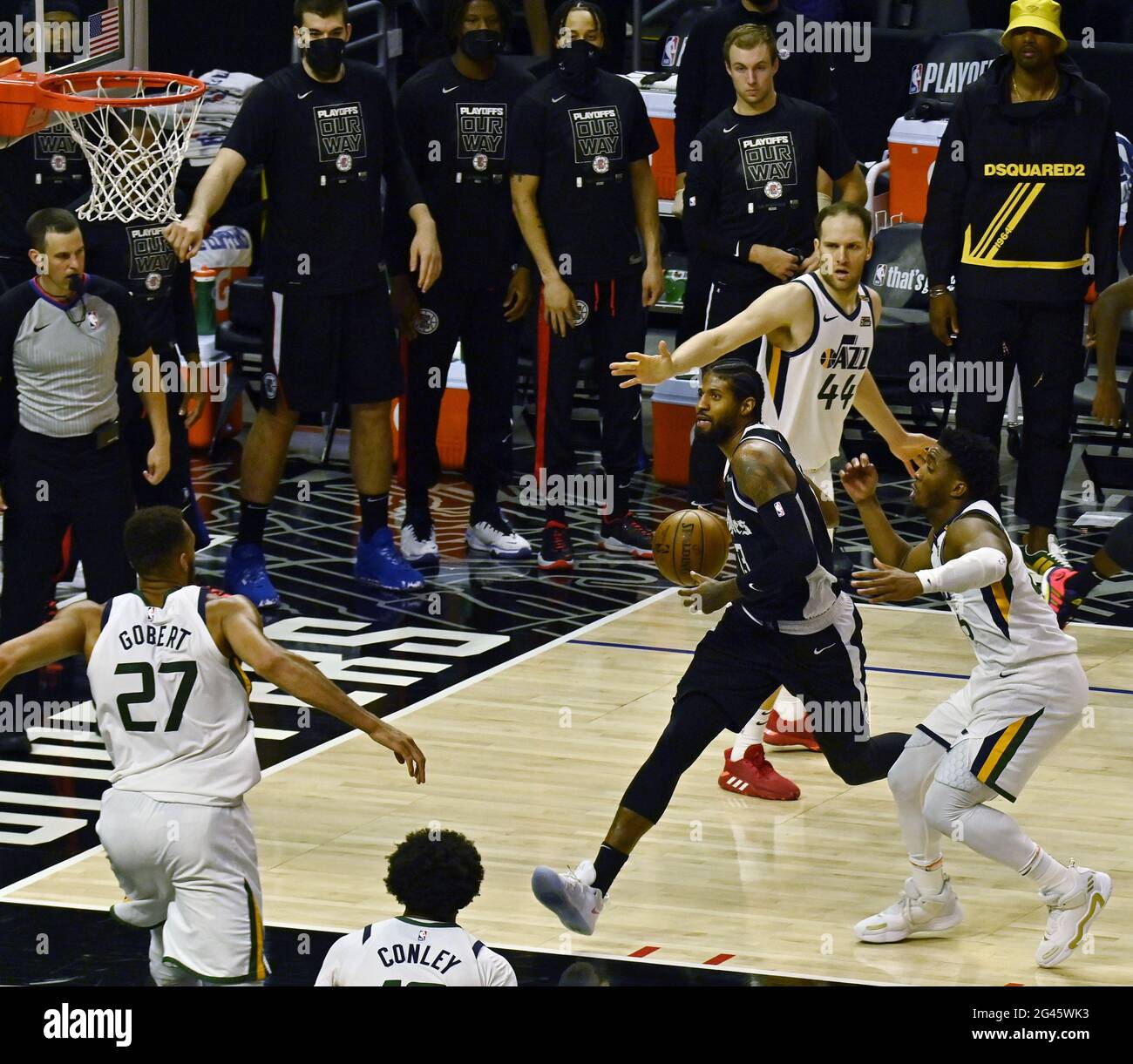 Los Angeles, Stati Uniti. 19 giugno 2021. Il guardiano dei Clippers di Los Angeles Paul George (13) si esibì nel basket contro quattro difensori dello Utah Jazz durante la seconda metà in Games 6 del loro secondo incontro di playoff al Best-of-sette allo Staples Center di Los Angeles venerdì 18 giugno 2021. I Clippers hanno eliminato il jazz più seeded con una vittoria del 131-119 davanti alla più grande folla di NBA di Los Angeles da quando la pandemia ha chiuso gli sport nel marzo 2020. Foto di Jim Ruymen/UPI Credit: UPI/Alamy Live News Foto Stock