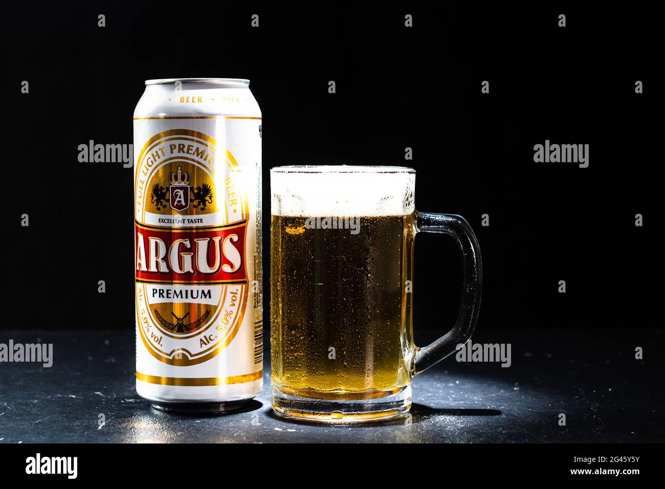 Lattina di birra Argus e bicchiere di birra su sfondo scuro. Fotografia editoriale illustrativa scattata a Bucarest, Romania, 2021 Foto Stock