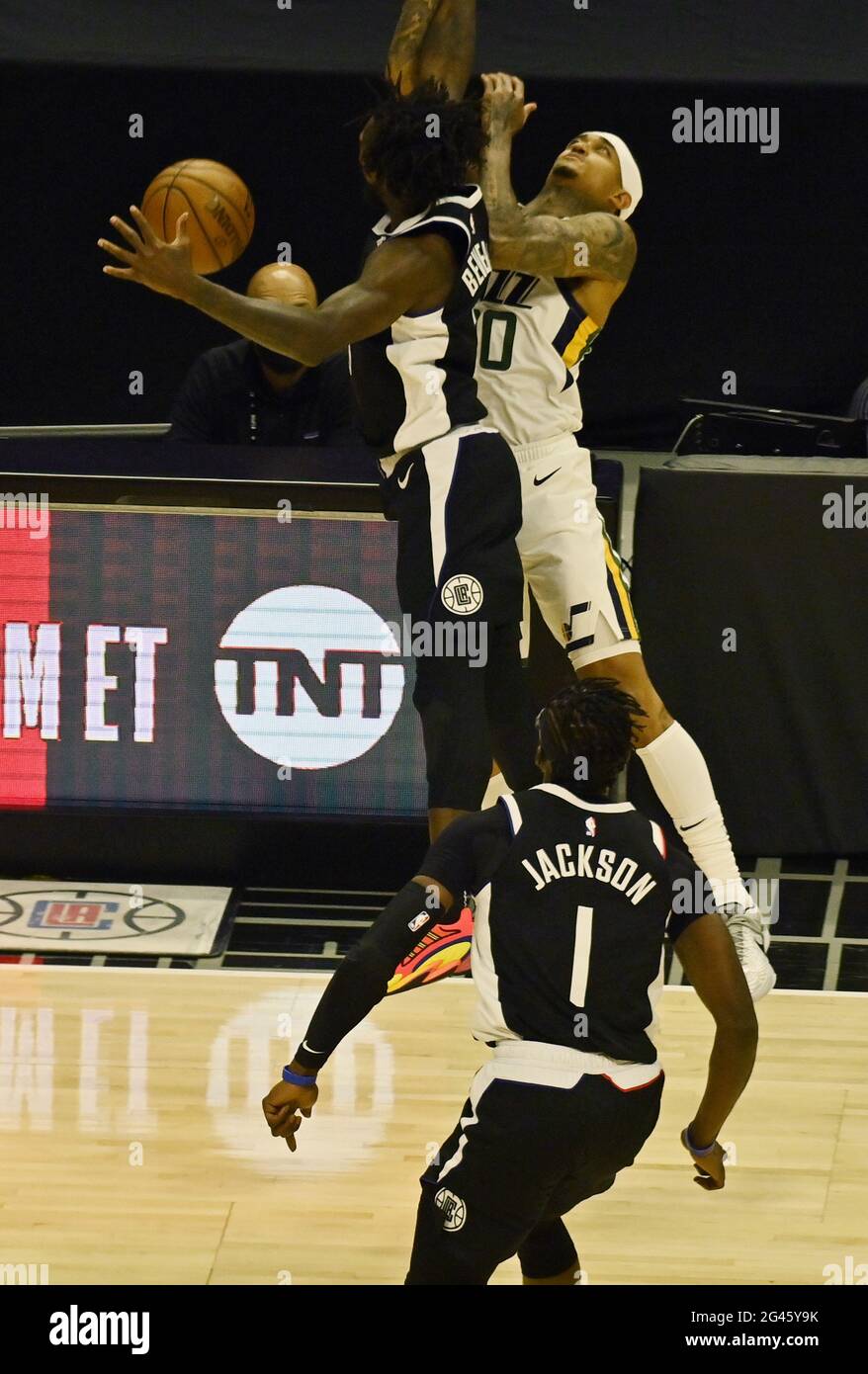 Los Angeles, Stati Uniti. 19 giugno 2021. Utah Jazz Guard Jordan Clarkson (00) avrebbe Los Angeles Clippers guardato Patrick Beverley (21) durante la seconda metà in Games 6 della loro migliore delle sette serie di playoff del secondo turno al Centro Staples di Los Angeles venerdì 18 giugno 2021. I Clippers hanno eliminato il jazz più seeded con una vittoria del 131-119 davanti alla più grande folla di NBA di Los Angeles da quando la pandemia ha chiuso gli sport nel marzo 2020. Foto di Jim Ruymen/UPI Credit: UPI/Alamy Live News Foto Stock
