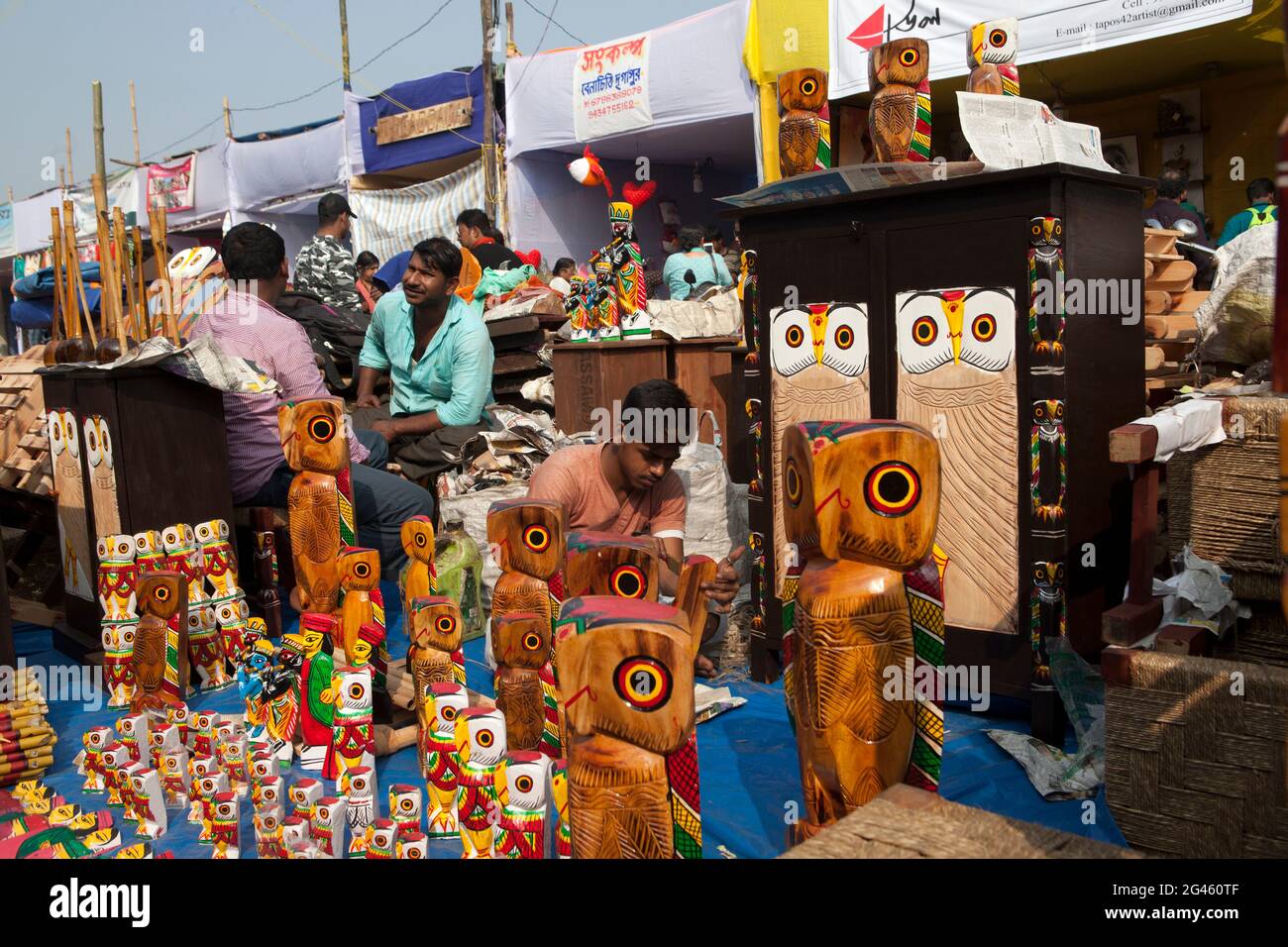 Bancarelle che vendono artigianato tradizionale in legno a Poush Mela, una fiera rurale storica di circa 127 anni a Shantiniketan, Bengala Occidentale, India. Foto Stock