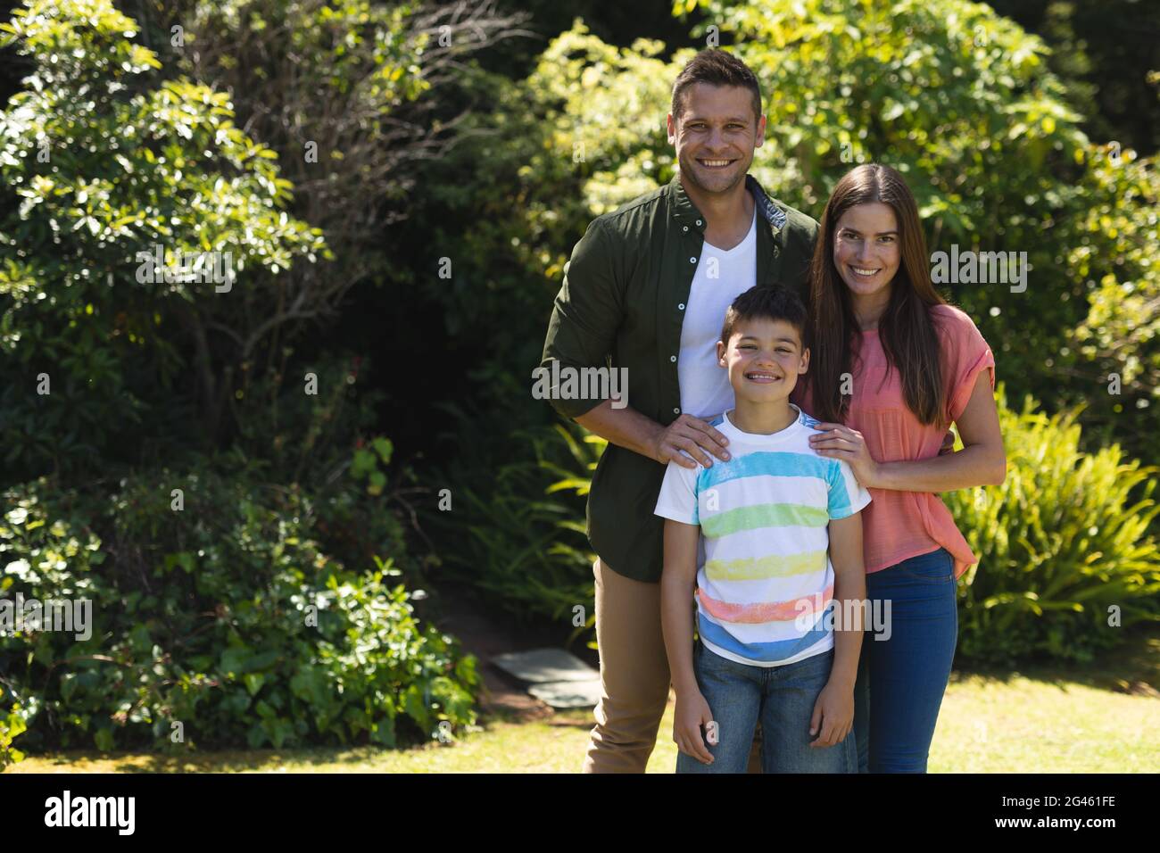 Ritratto della famiglia caucasica che trascorre il proprio tempo nel giardino insieme Foto Stock
