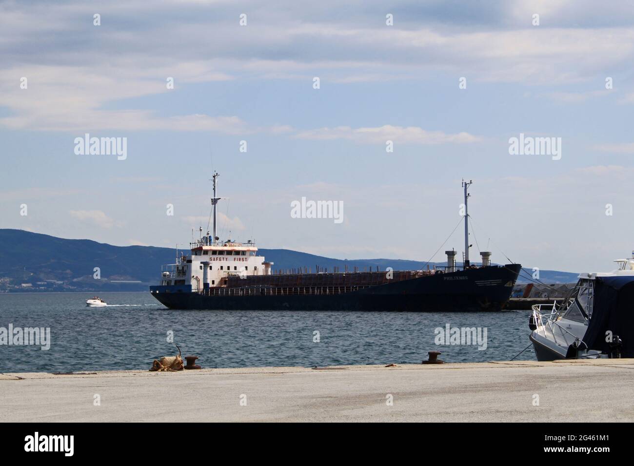 Stavros, Salonicco, Grecia - 2013 giugno 14: Vista di una nave da carico per l'importazione - esportazione e logistica di merci. Solo per uso editoriale. Per Edito Foto Stock