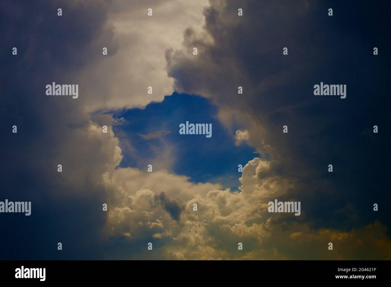 Buco blu nelle nuvole Foto Stock