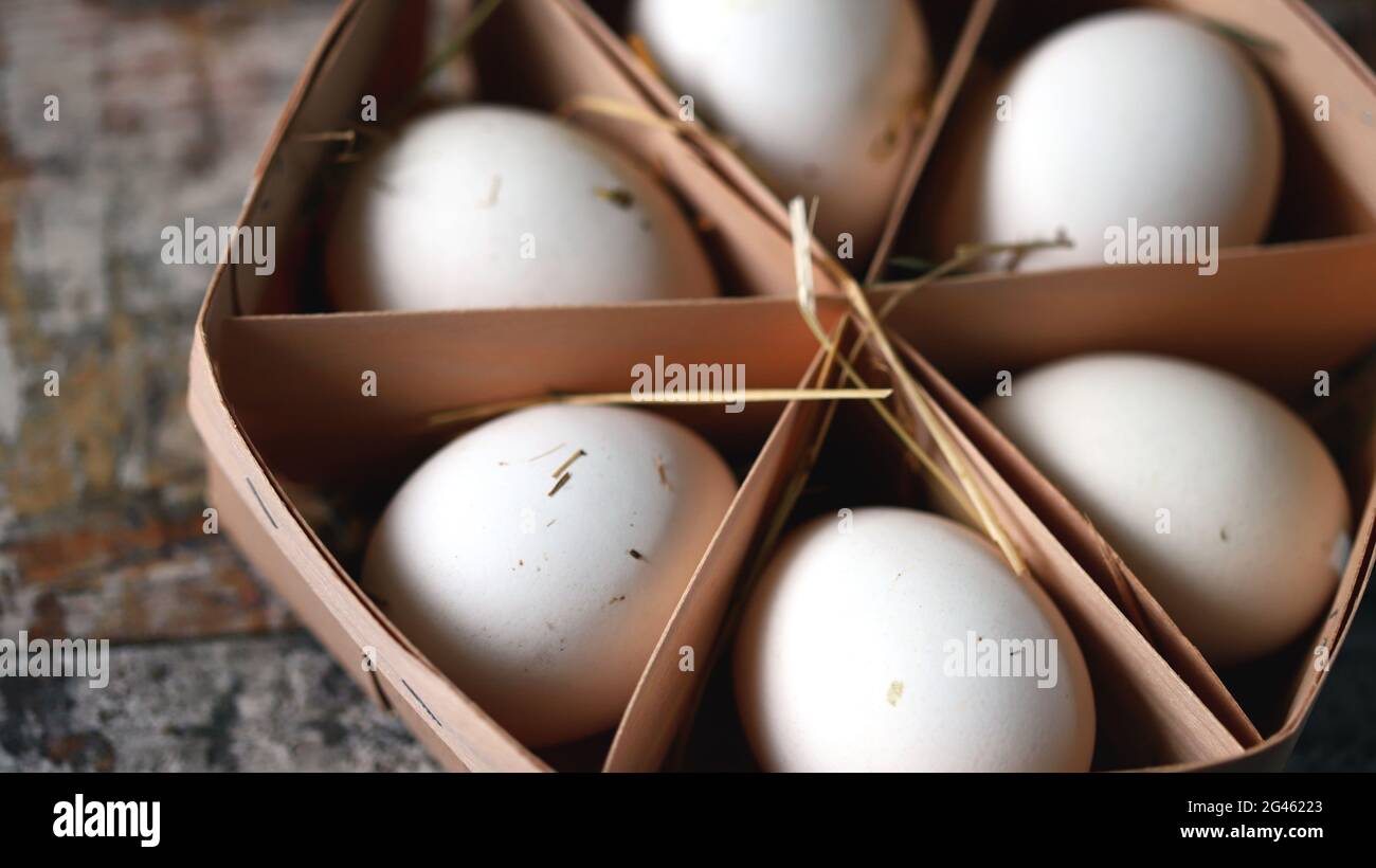 Uova bianche fatte in casa in un vassoio di legno Foto Stock