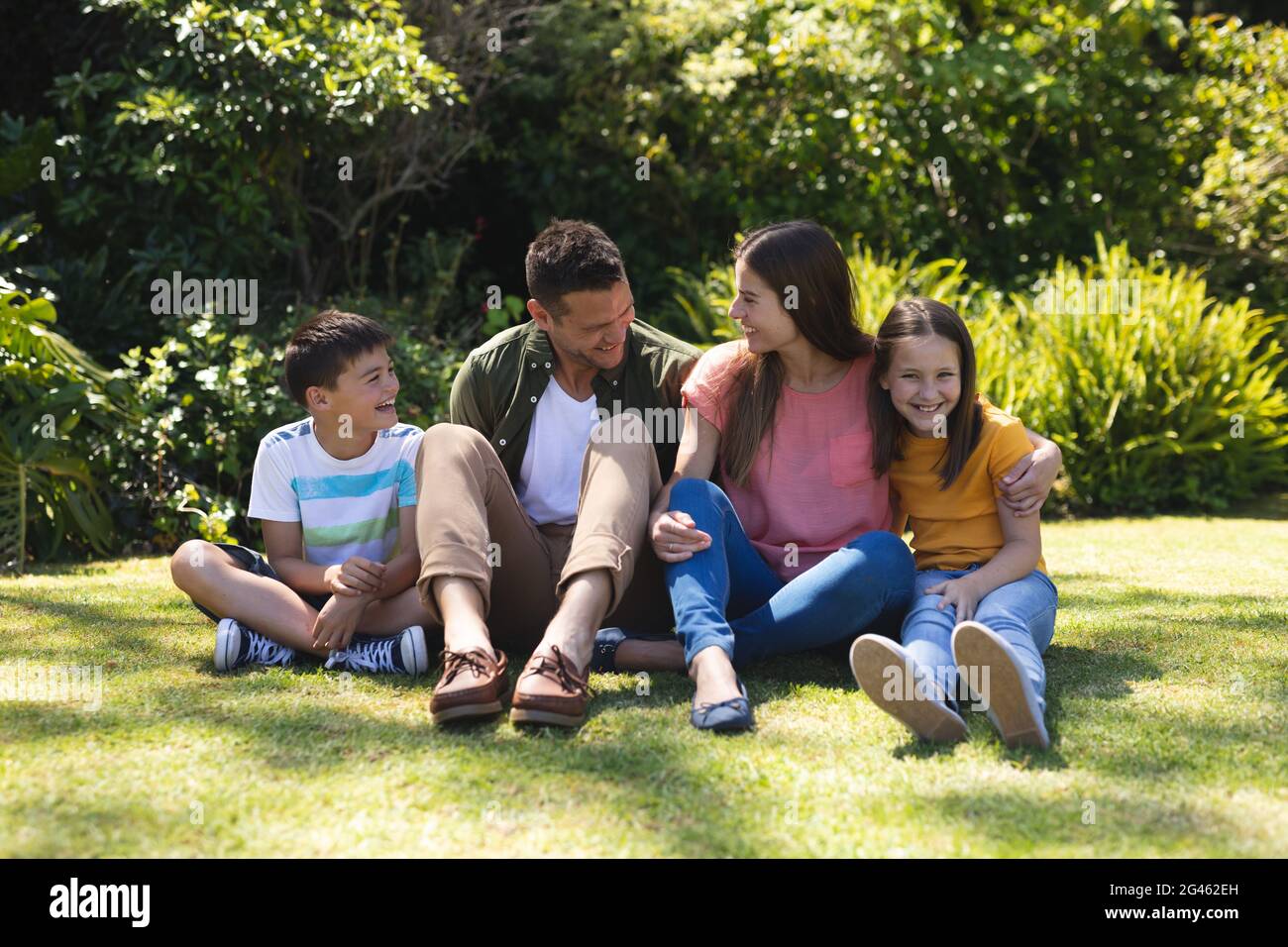 La famiglia caucasica trascorre il proprio tempo nel giardino insieme Foto Stock