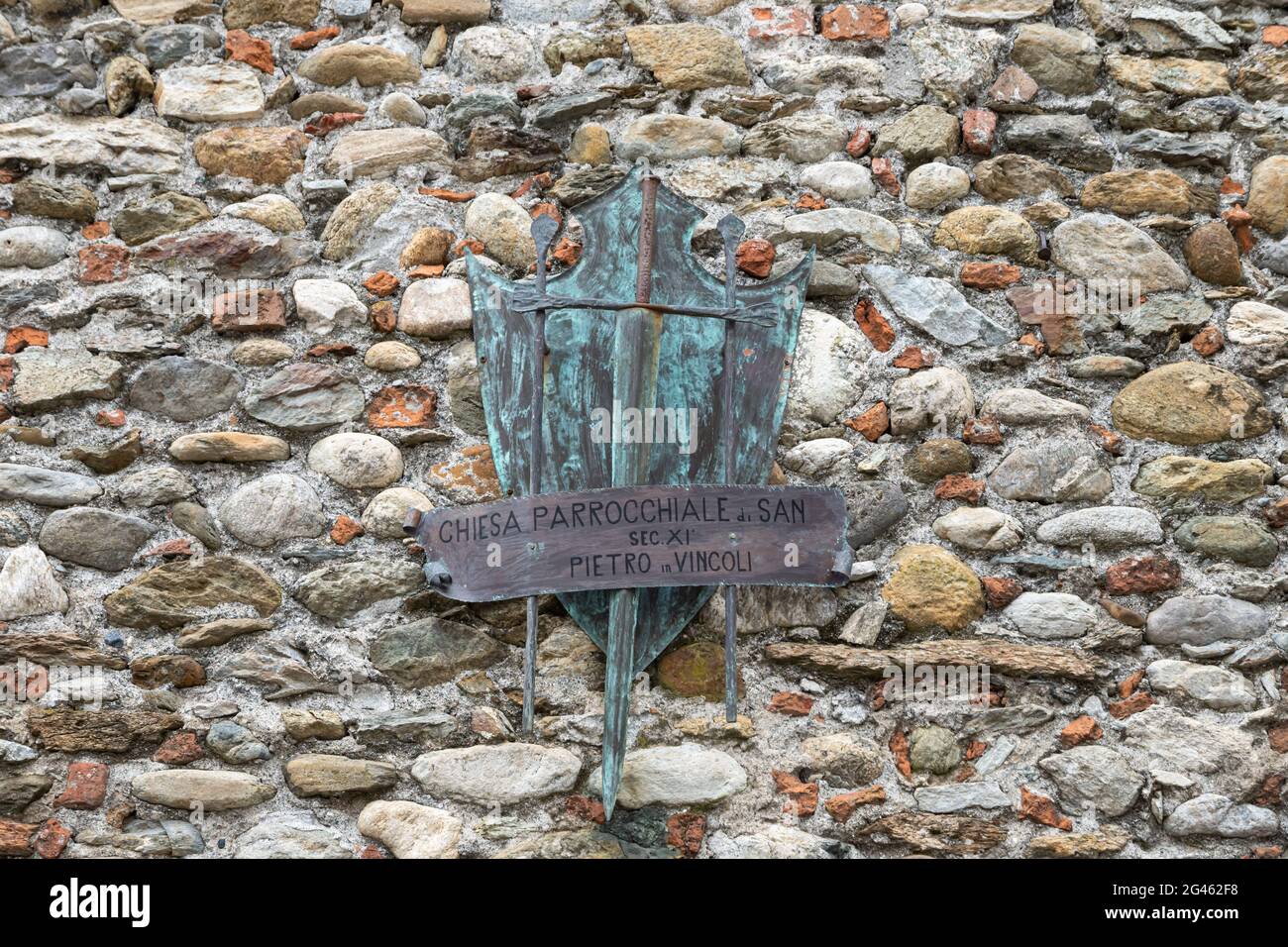 Antico scudo ligneo raffigurante lo stemma di un'antica chiesa romana in Italia. Foto Stock