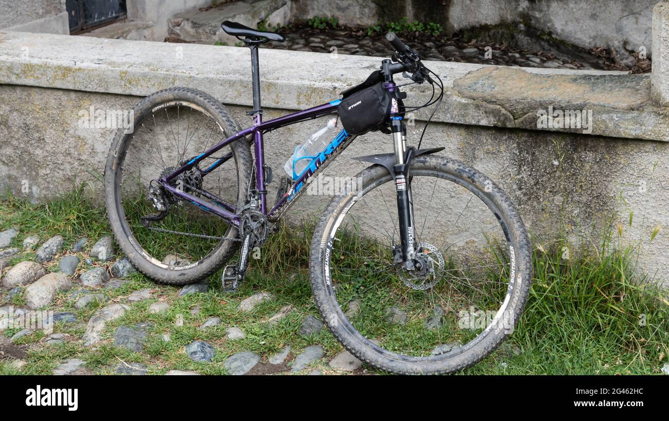 Lanzo-Giugno 2021 moderne mountain bike usate su piste sterrate in montagna. Foto Stock