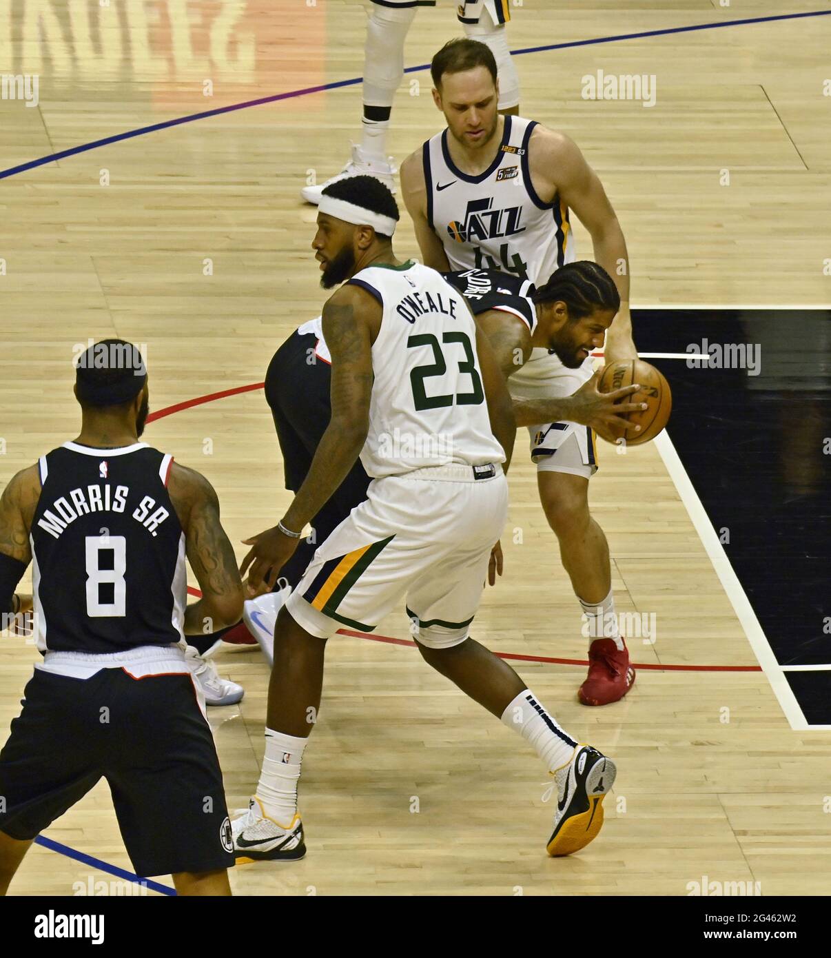 Los Angeles, Stati Uniti. 19 giugno 2021. Los Angeles Clippers Forward Paul George(13) è scagliato dallo Utah Jazz Forward Royce o'Neale (23) durante la prima metà in Games 6 della loro serie di playoff di secondo turno migliore di sette al Centro Staples di Los Angeles venerdì 18 giugno 2021. I Clippers hanno eliminato il jazz più seeded con una vittoria del 131-119 davanti alla più grande folla di NBA di Los Angeles da quando la pandemia ha chiuso gli sport nel marzo 2020. Foto di Jim Ruymen/UPI Credit: UPI/Alamy Live News Foto Stock