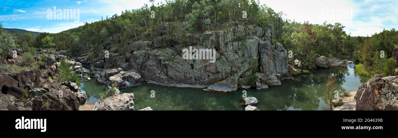 Una vista panoramica dell'immacolata area glaciale di Rocky Creek vicino a Bingara, New England Tablelands nel nuovo Galles del Sud, Australia. Foto Stock