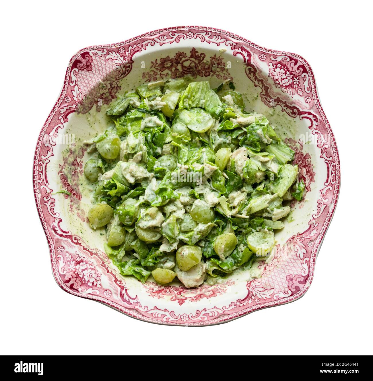 vista dall'alto dell'insalata con uva, dragoncello e pollo in ciotola ornamentale tagliata su sfondo bianco Foto Stock