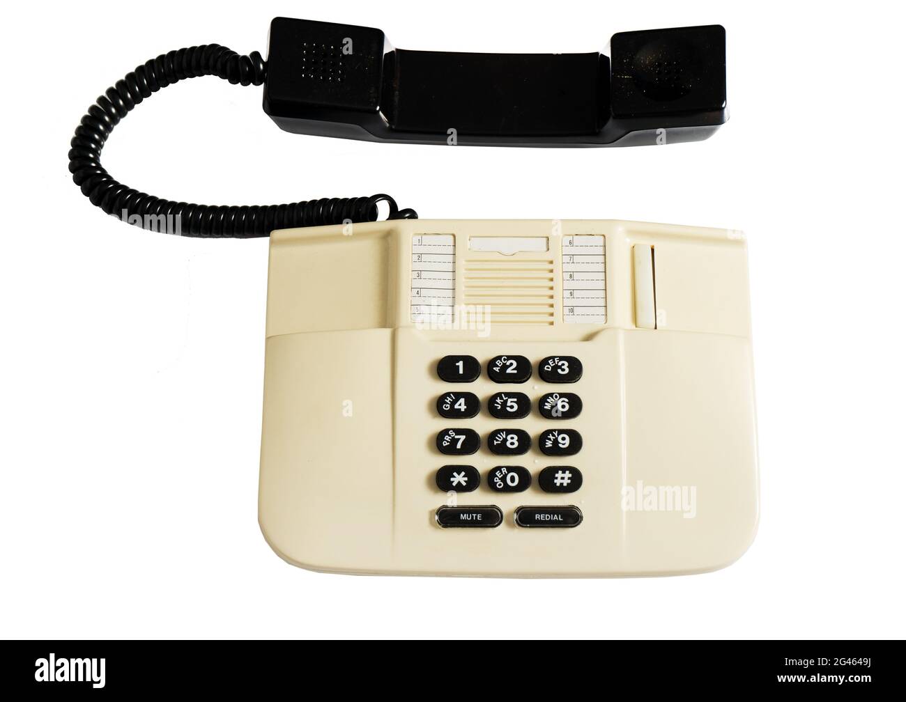 Telefono a filo con pulsante isolato su sfondo bianco. Un telefono di plastica beige con un ricevitore su un filo. Vecchio modello. Vista dall'alto Foto Stock