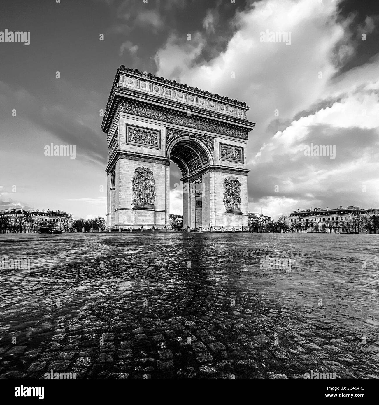 Parigi, arco di trionfo durante una giornata nuvolosa Foto Stock