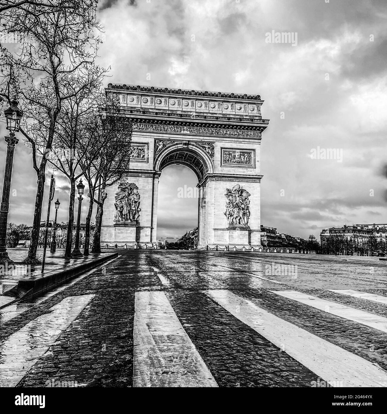 Bianco e nero, Parigi, arco di trionfo durante una giornata nuvolosa Foto Stock