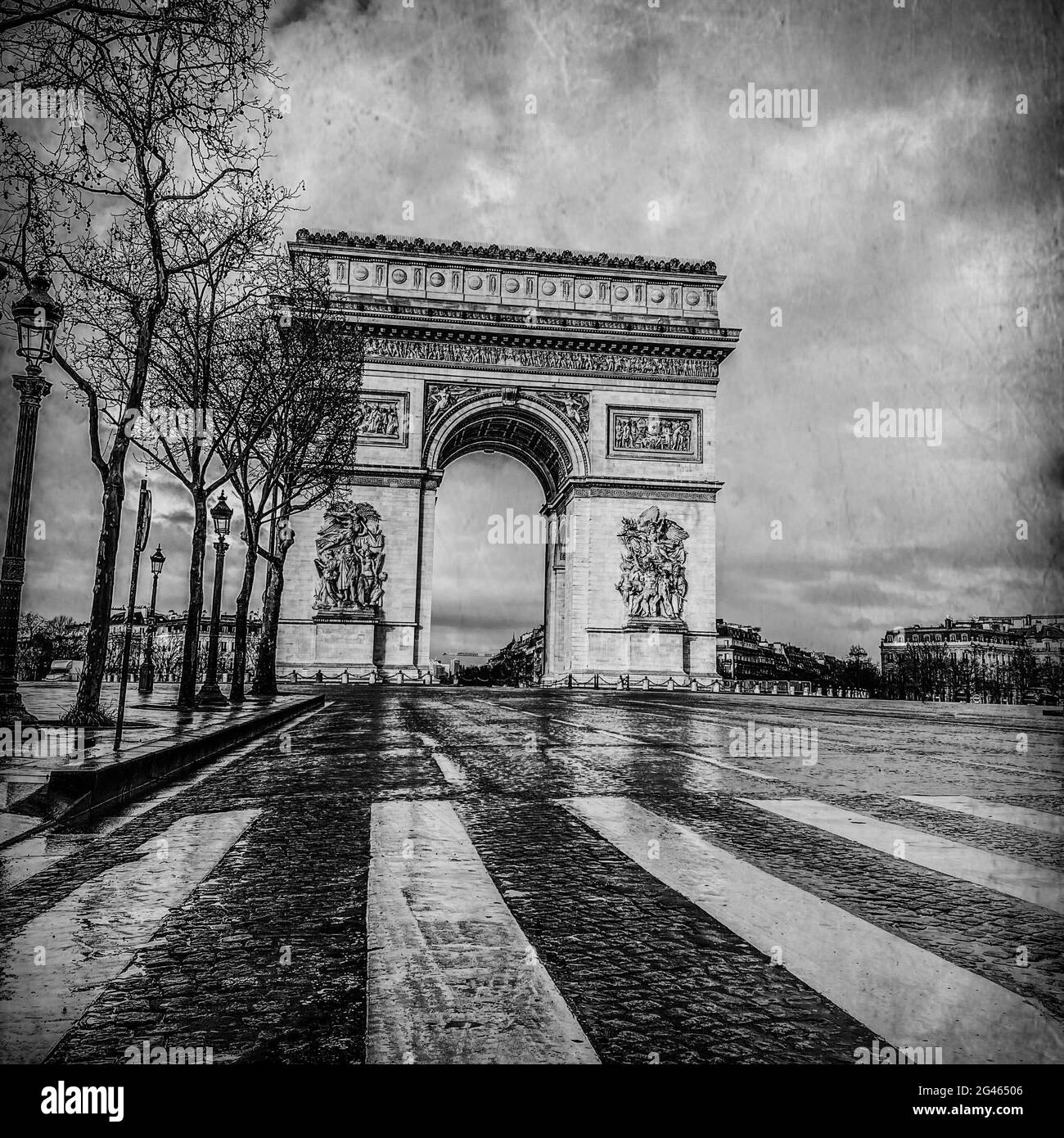 Parigi, arco di trionfo durante una giornata nuvolosa Foto Stock