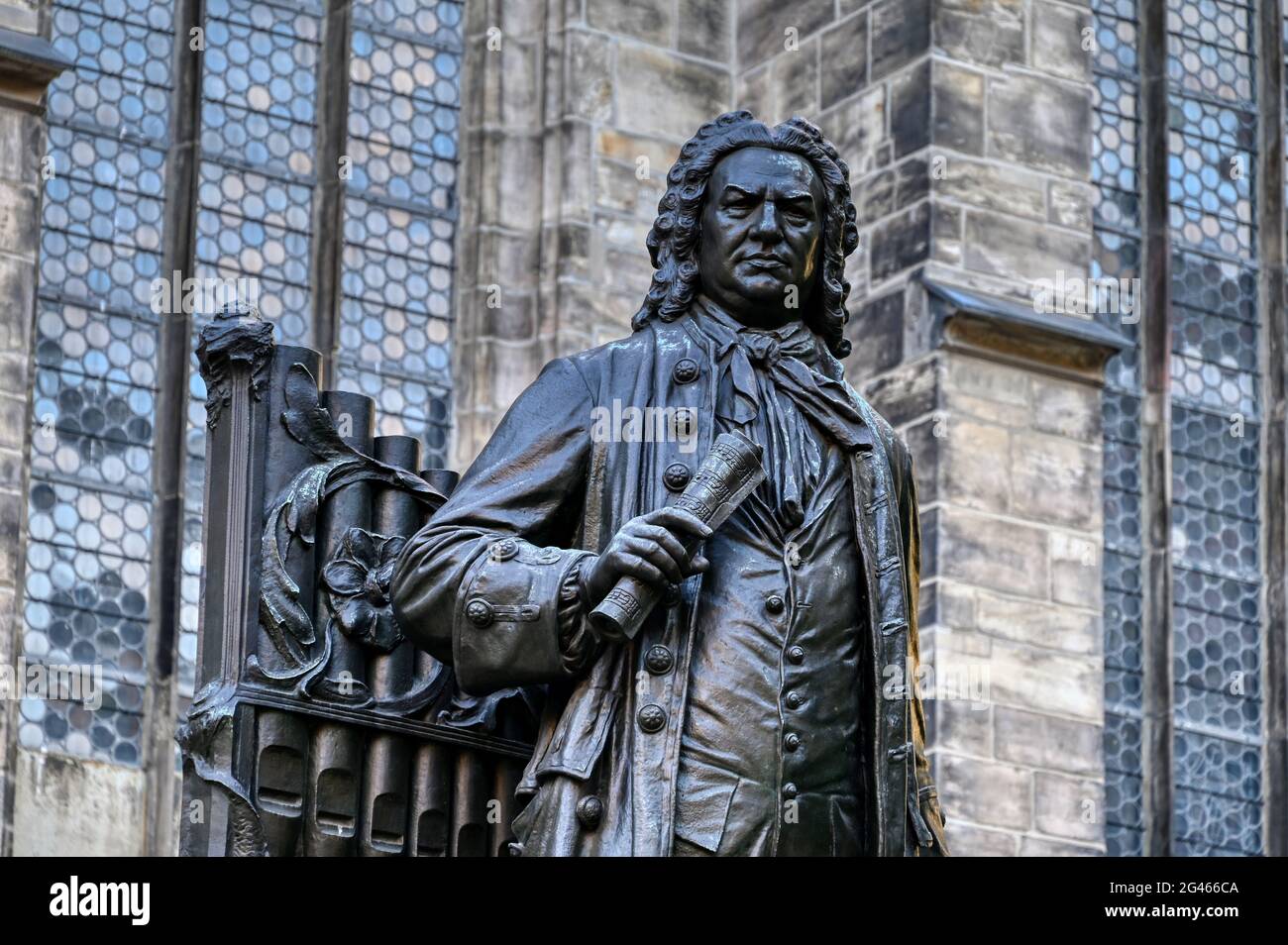 La statua di Johann Sebastian Bach di fronte alla chiesa di San Tommaso