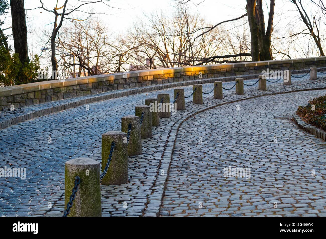 Strada acciottolata attraverso Fort Tryon Park, Upper Manhattan, New York Foto Stock