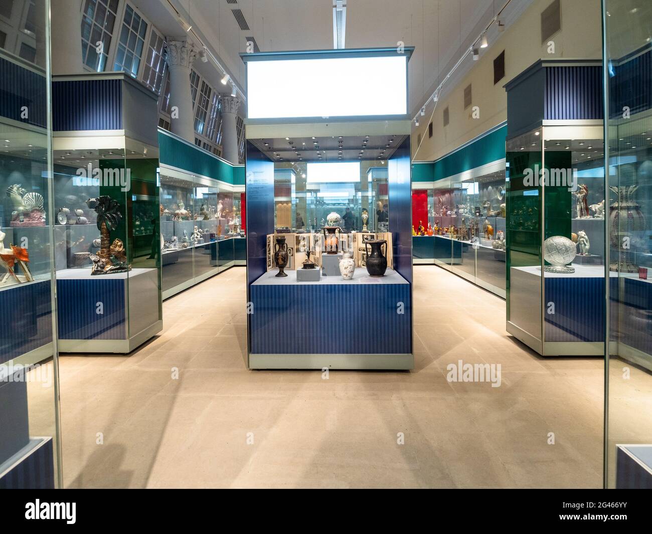 Mosca, Russia - 7 maggio 2021: Interno del Museo di Stato della Ceramica nella casa Orangerie della tenuta Kuskovo nella città di Mosca. Foto Stock