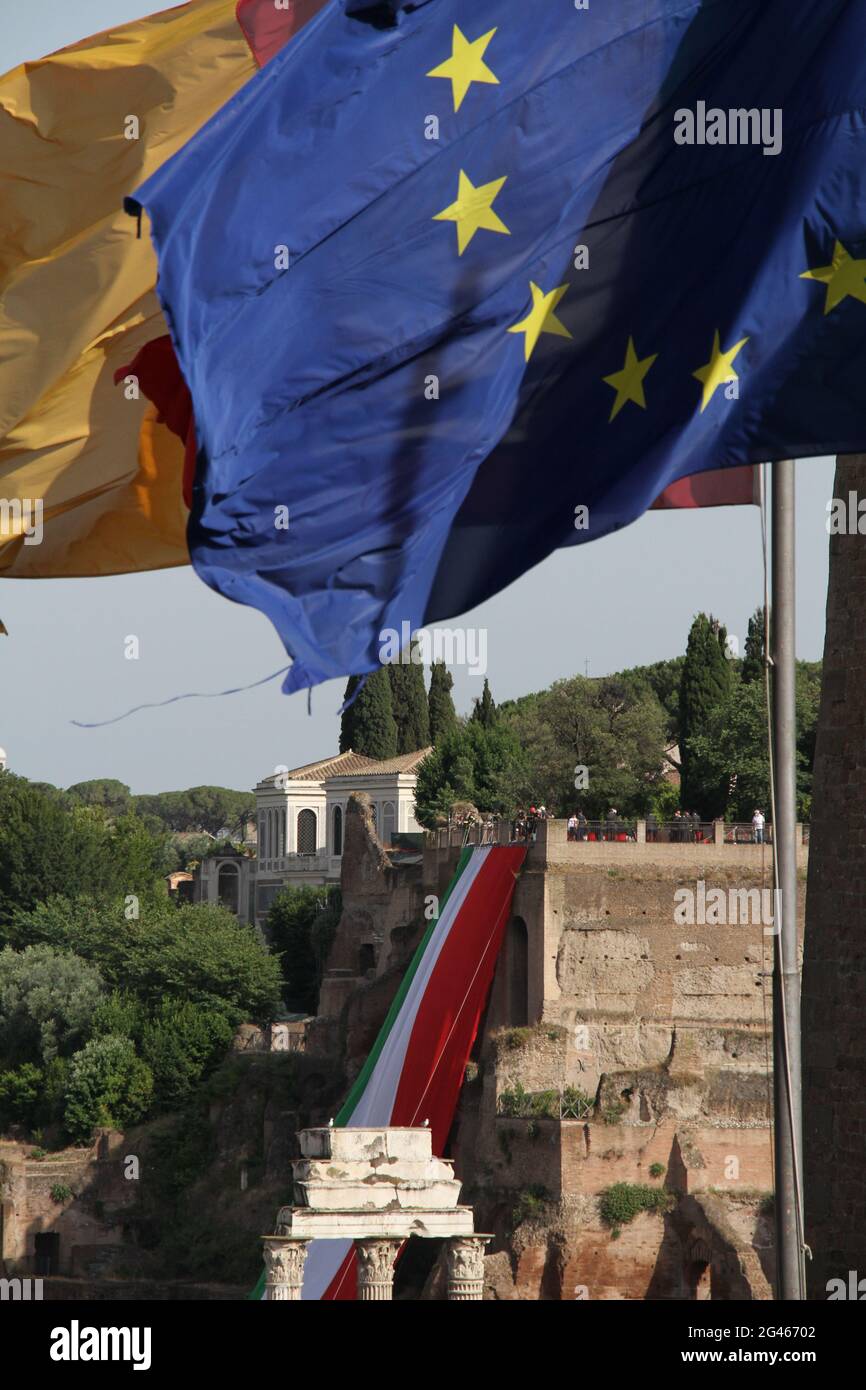 Il Servizio dei vigili del fuoco srotola la bandiera italiana dal Colle Palatino a Roma per celebrare il concerto della Fire Service Band agli Orti Farnesiani Foto Stock