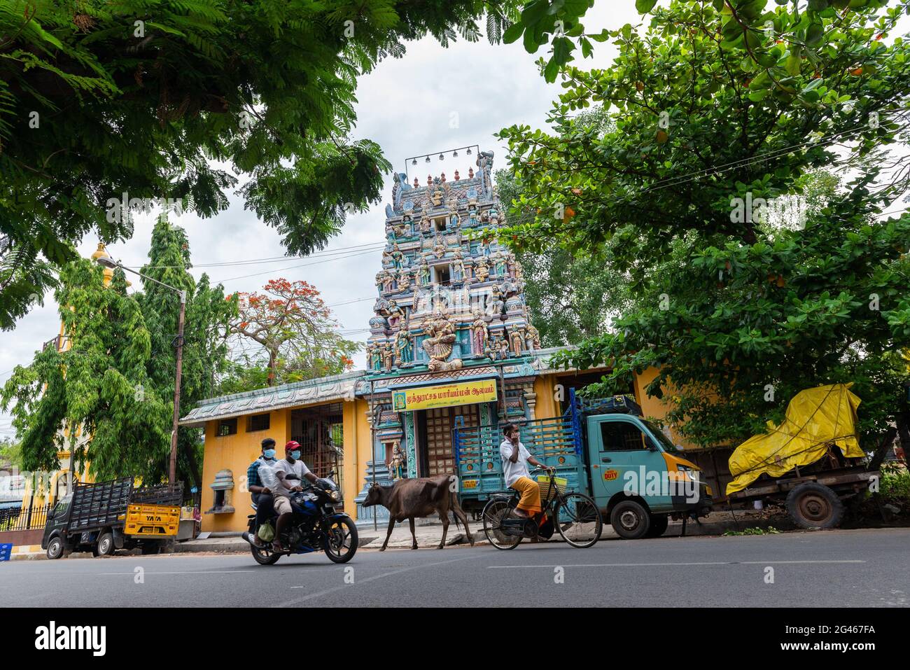 PONDICHERRY, INDIA - Giugno 2021: Tempio indù sul ECR Foto Stock