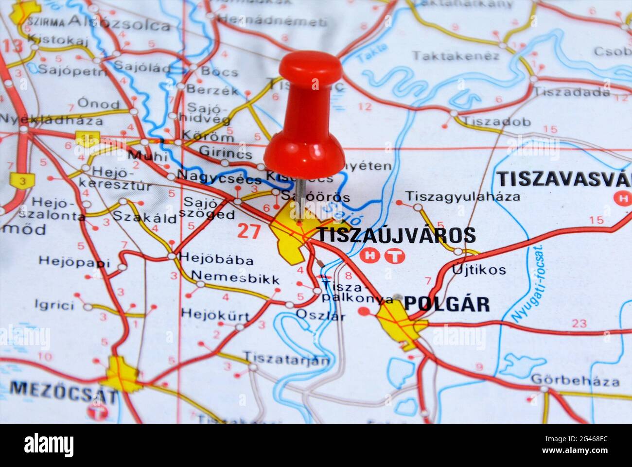 Puntino rosso su una mappa che punta alla città di Tiszaujvaros, Ungheria settentrionale Foto Stock