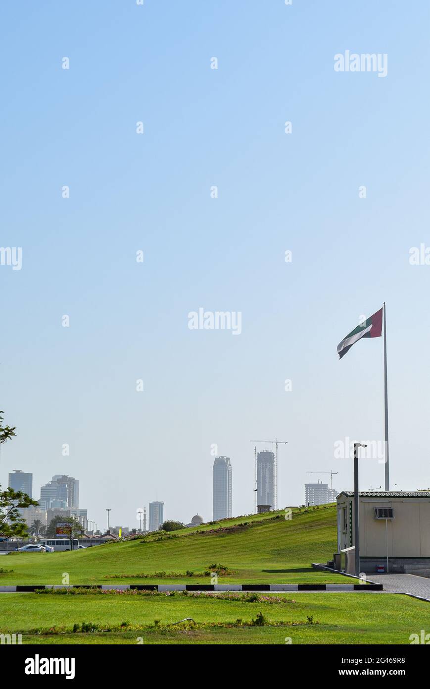 Splendida vista panoramica sulla città di Sharjah, verde erba, città pulita, Emirati Arabi Uniti. Foto Stock