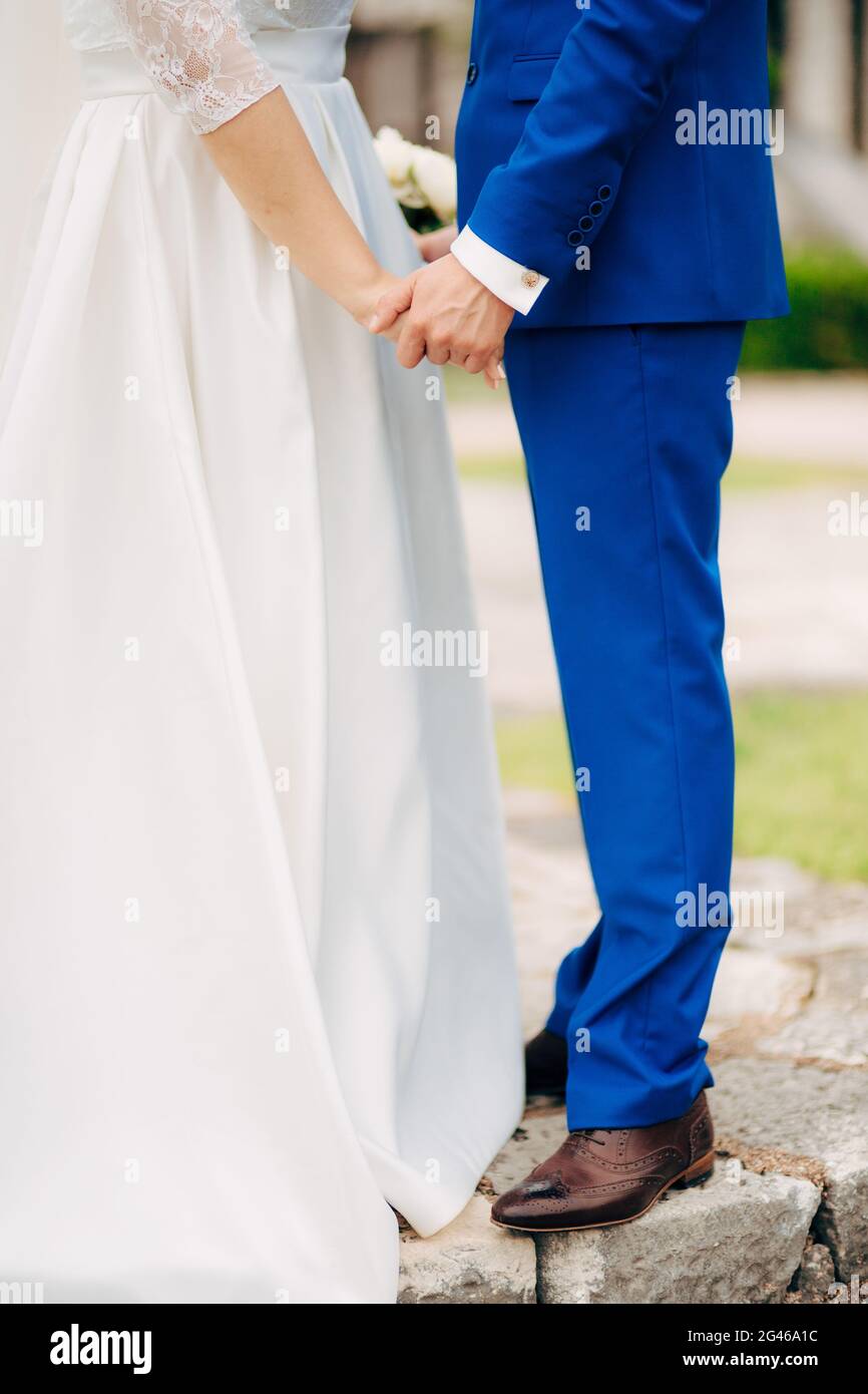 Sposa e lo sposo tenendo le mani Foto Stock