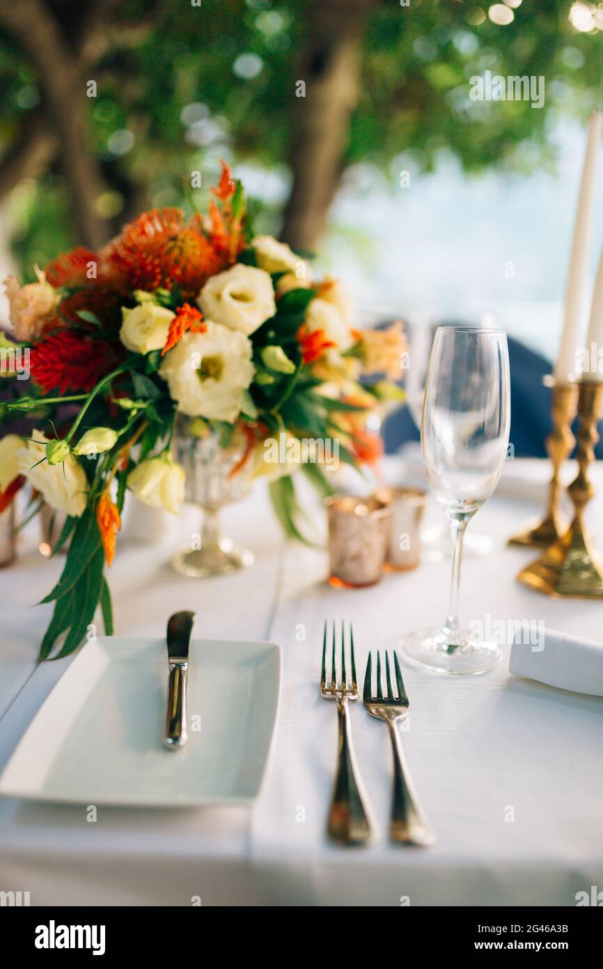 Un tavolo in un ristorante vicino al mare Foto Stock