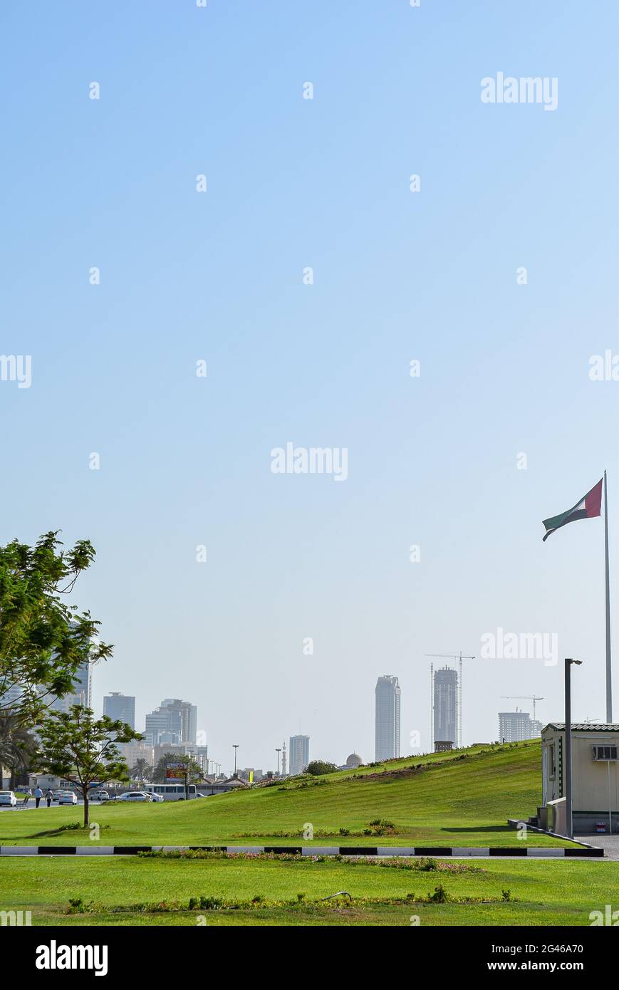 Splendida vista panoramica sulla città di Sharjah, verde erba, città pulita, Emirati Arabi Uniti. Foto Stock