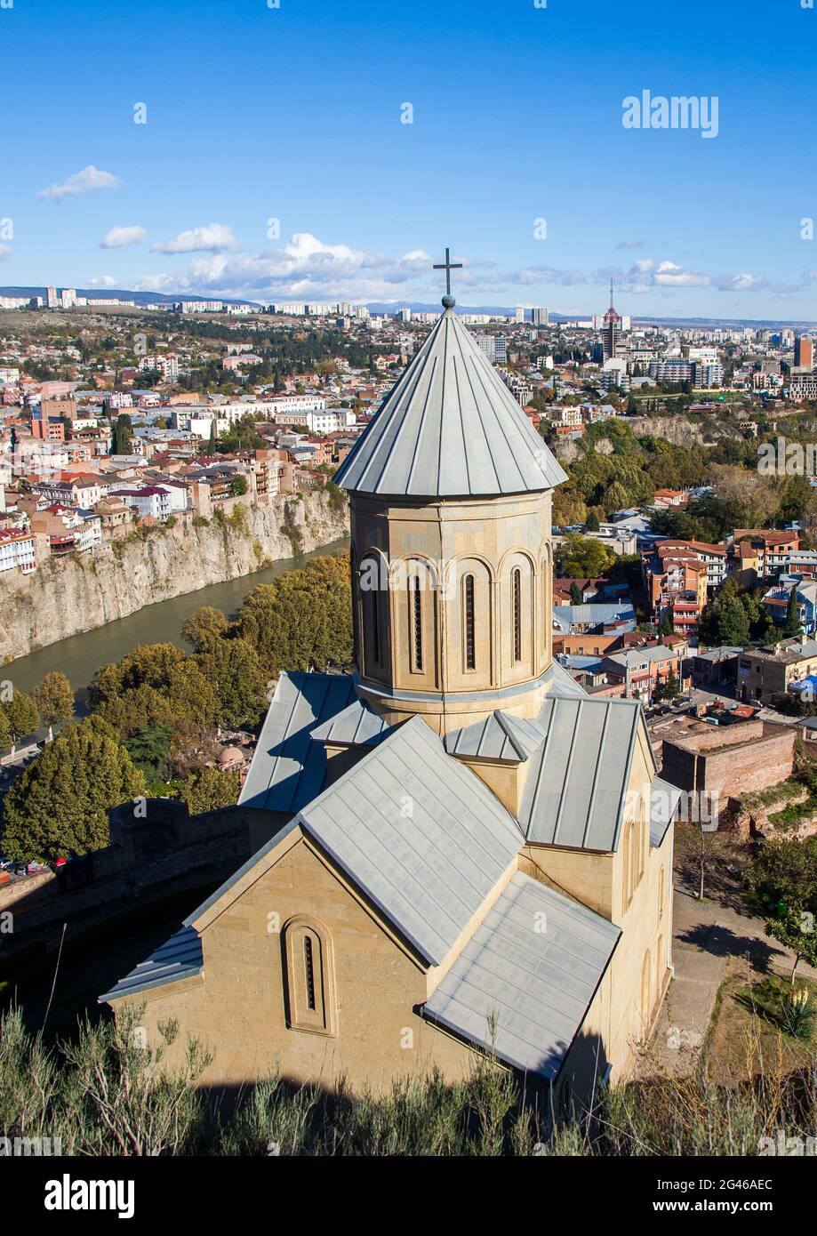 Vista della Fortezza di Narikala, della Chiesa di Nicholas e della città vecchia di Tbilisi, la capitale della Georgia. Foto Stock