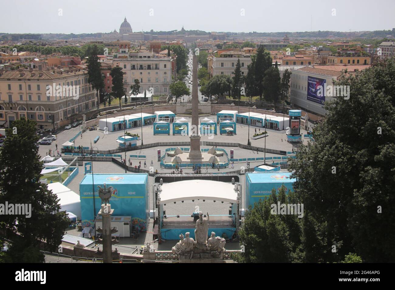 Roma, Italia. 18 Giugno 2021. ROMA, ITALIA - 19.06.2021: Fan zone ufficiale UEFA Euro 2020 in piazza del Popolo prima del Campionato UEFA Euro 2020 Gruppo A match tra Italia e Galles allo Stadio Olimpico il 19 giugno 2021 a Roma. Credit: Agenzia fotografica indipendente/Alamy Live News Foto Stock