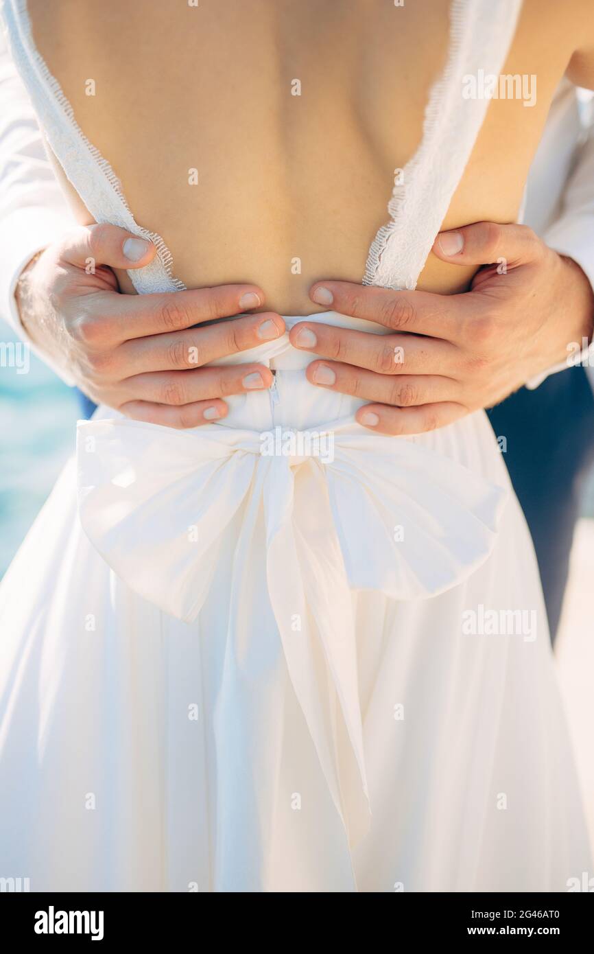 Lo sposo abbraccia la sposa di close-up. Nozze in Montenegro e Foto Stock