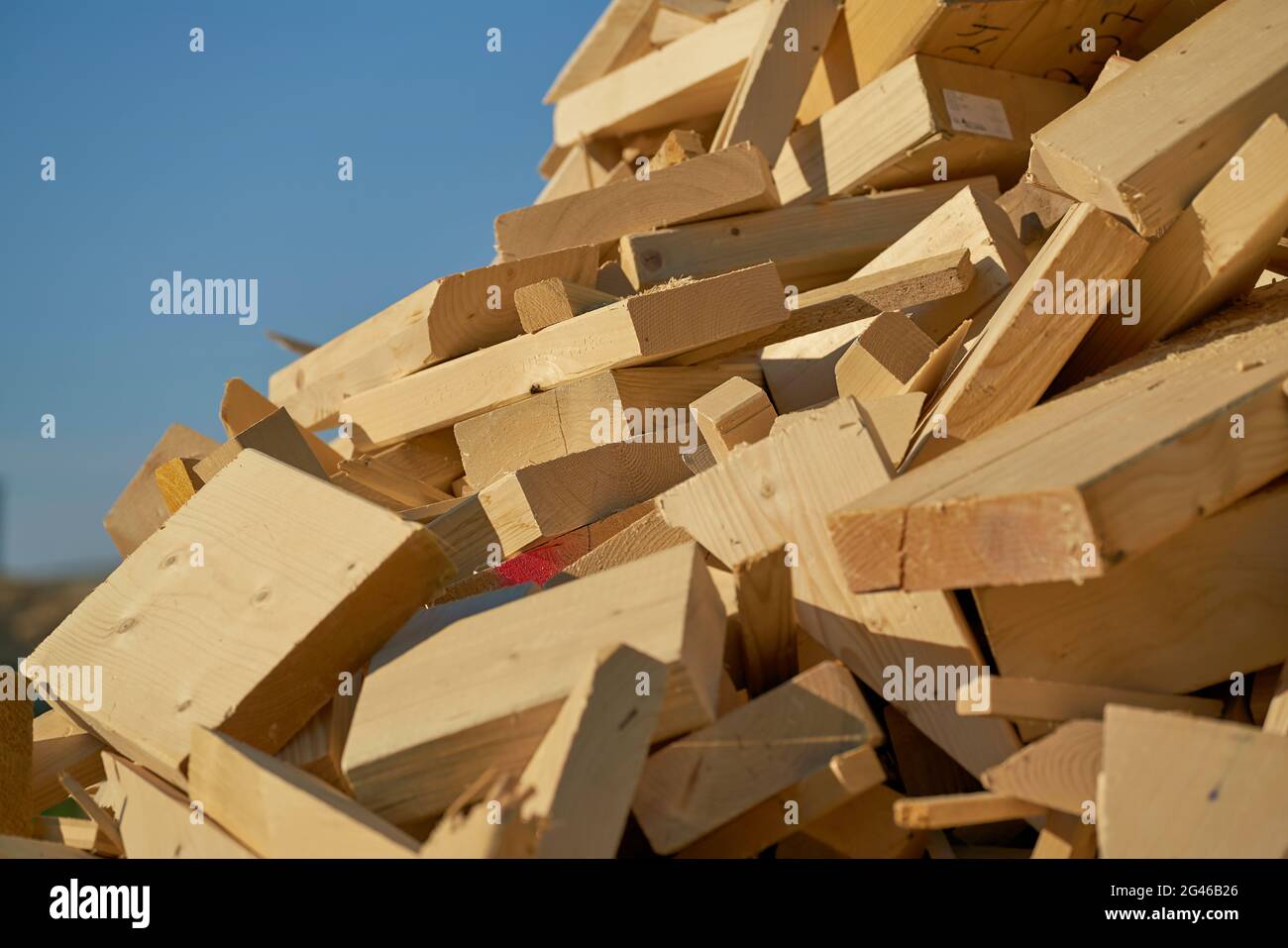 Resti di materiale da costruzione in legno nel deposito per la lavorazione in un impianto di pellet nel nord della città di Magdeburgo in Germania Foto Stock