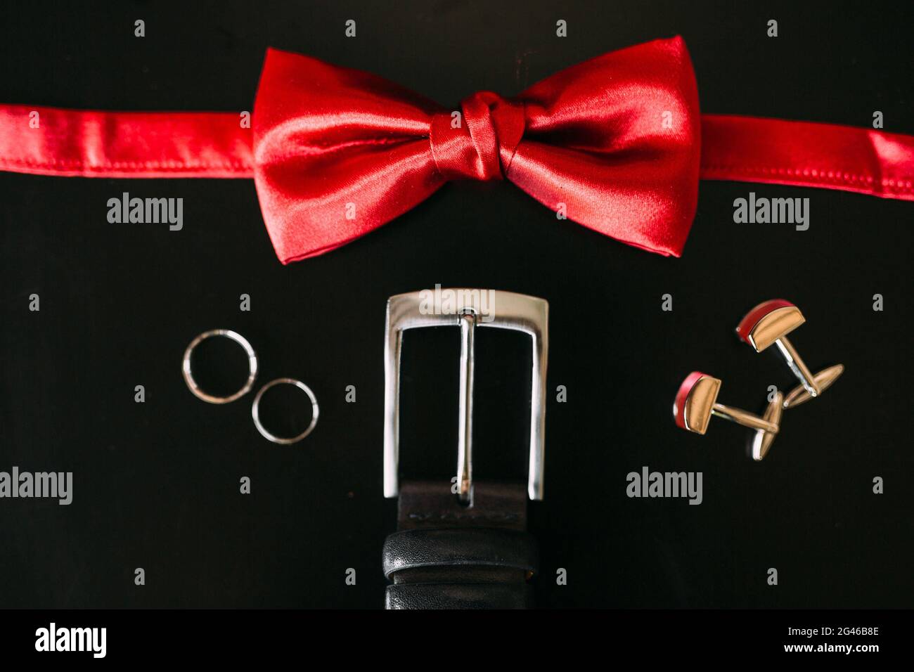 Nero scarpe dello sposo, rosso il filtro bow tie, gemelli, la cintura su un bla Foto Stock